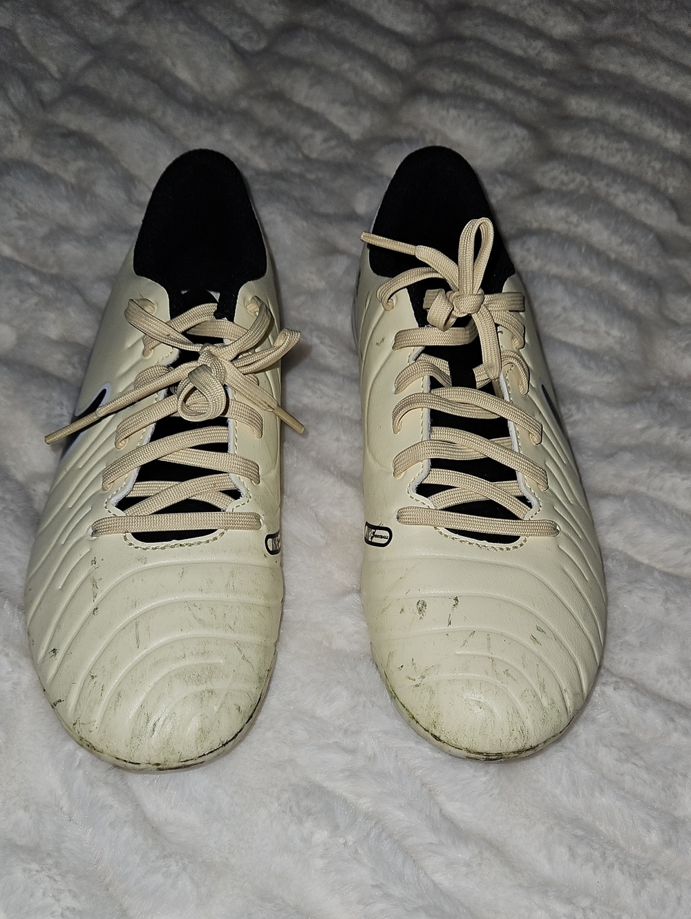 Nike Men's Cream and Black Athletic Soccer Shoes